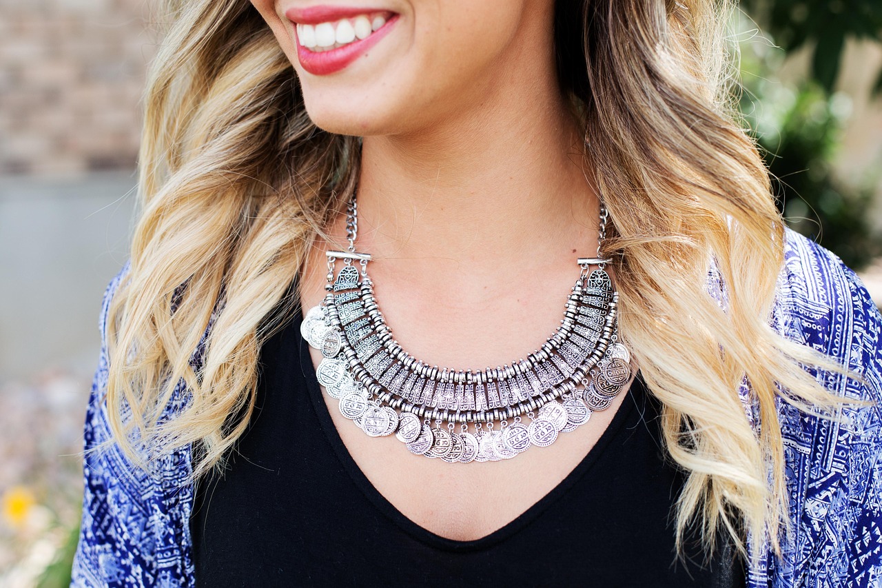 entdecken sie unsere vielzahl von stilvollen und funktionalen accessoires, die ihrem look das perfekte finish verleihen. von schmuck über taschen bis hin zu modischen kleinodien - finden sie die idealen begleiter für jeden anlass.